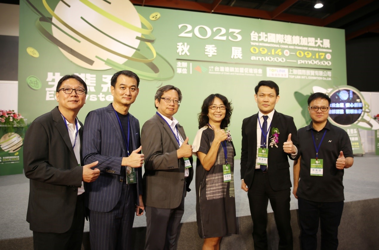 高雄市經發局主秘陳怡良右三與晨間廚房創辦人邱明正左二都表示，高雄會是電商與連