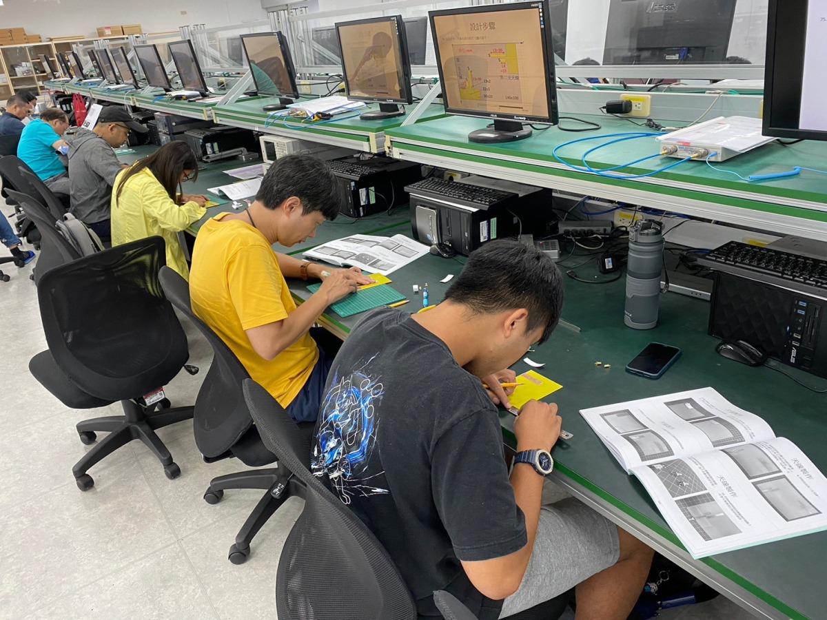 龍華科大推動產學合作 提升iPAS人才競爭力 龍華科大攜手電電公會iPAS課程 培育無線通訊天線設計人才 1