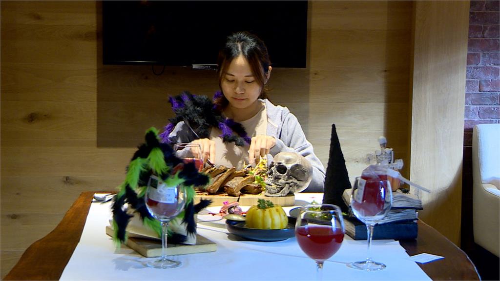 巫婆湯蛋糕、骷髏頭陪吃飯 萬聖節飯店比搞怪