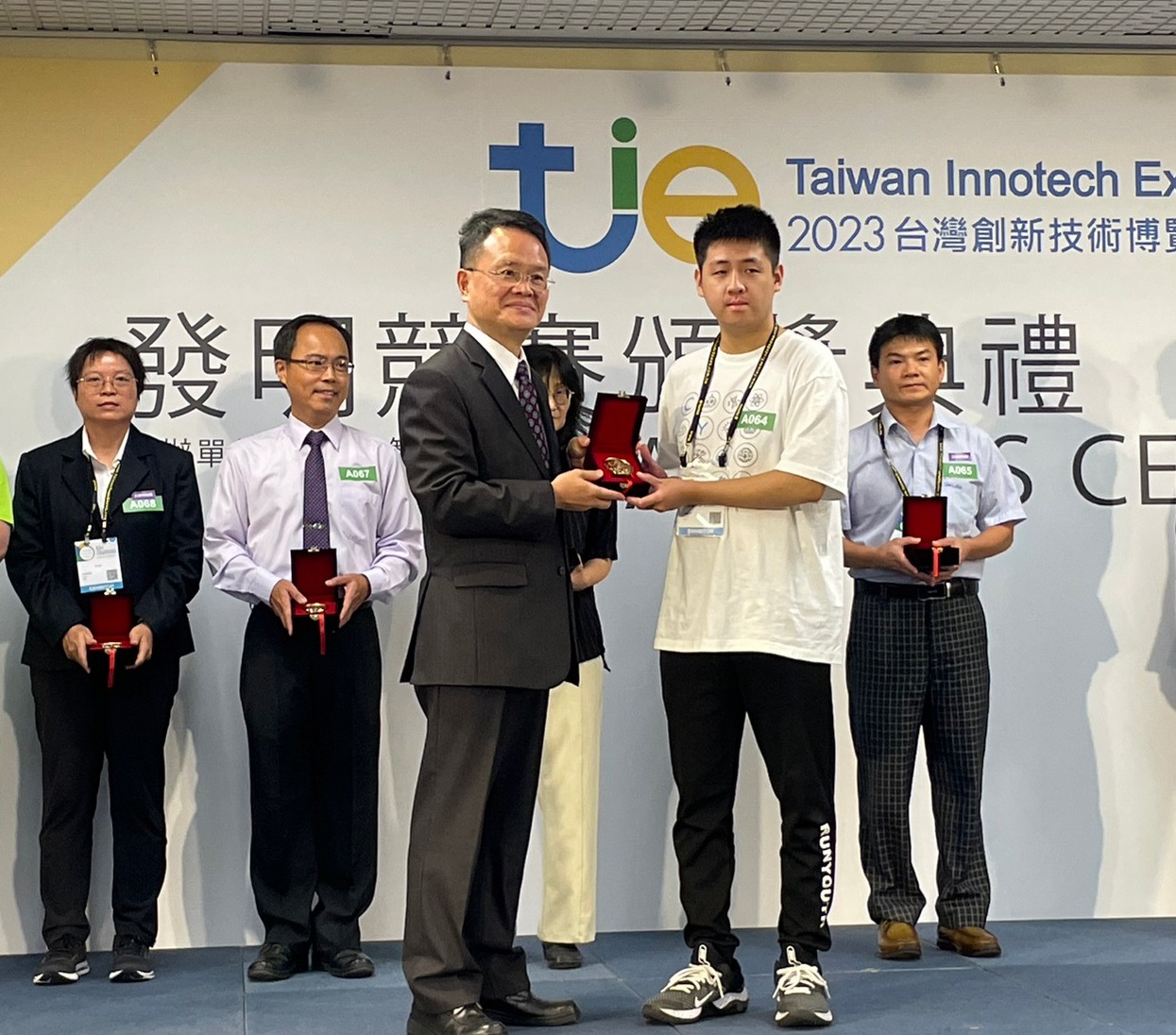 04 中原大學機械系丁鏞老師團隊獲得一金一銀，由學生代表領獎。 0