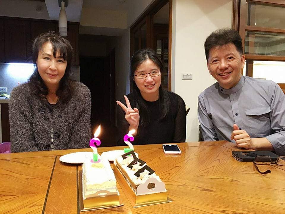 06 石瑤圖中在中原求學期間深受指導教授陳歷渝老師右1及師母陳敏慧的完善照顧。 0
