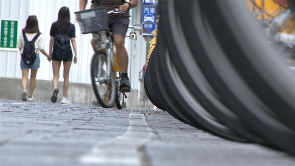 「住宿餐飲業」大缺工! 就服站公佈欄滿滿徵才海報
