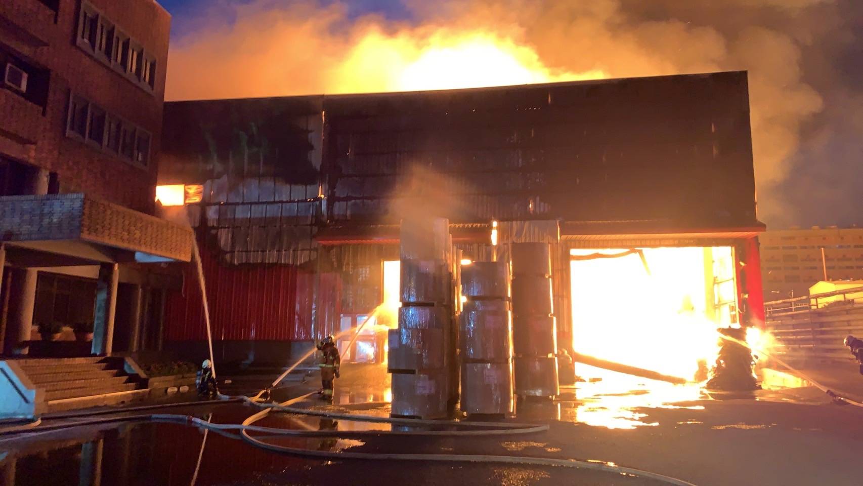 觀音榮工北路工廠火警 出動22消防車灌救