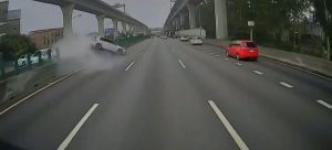 【有片】驚險！小客車國1自撞護欄 彈起翻滾多圈