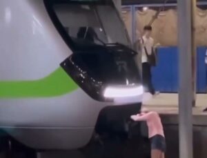 【有片】中壢車站女子疑喝醉失控 「肉身擋火車」驚險畫面曝