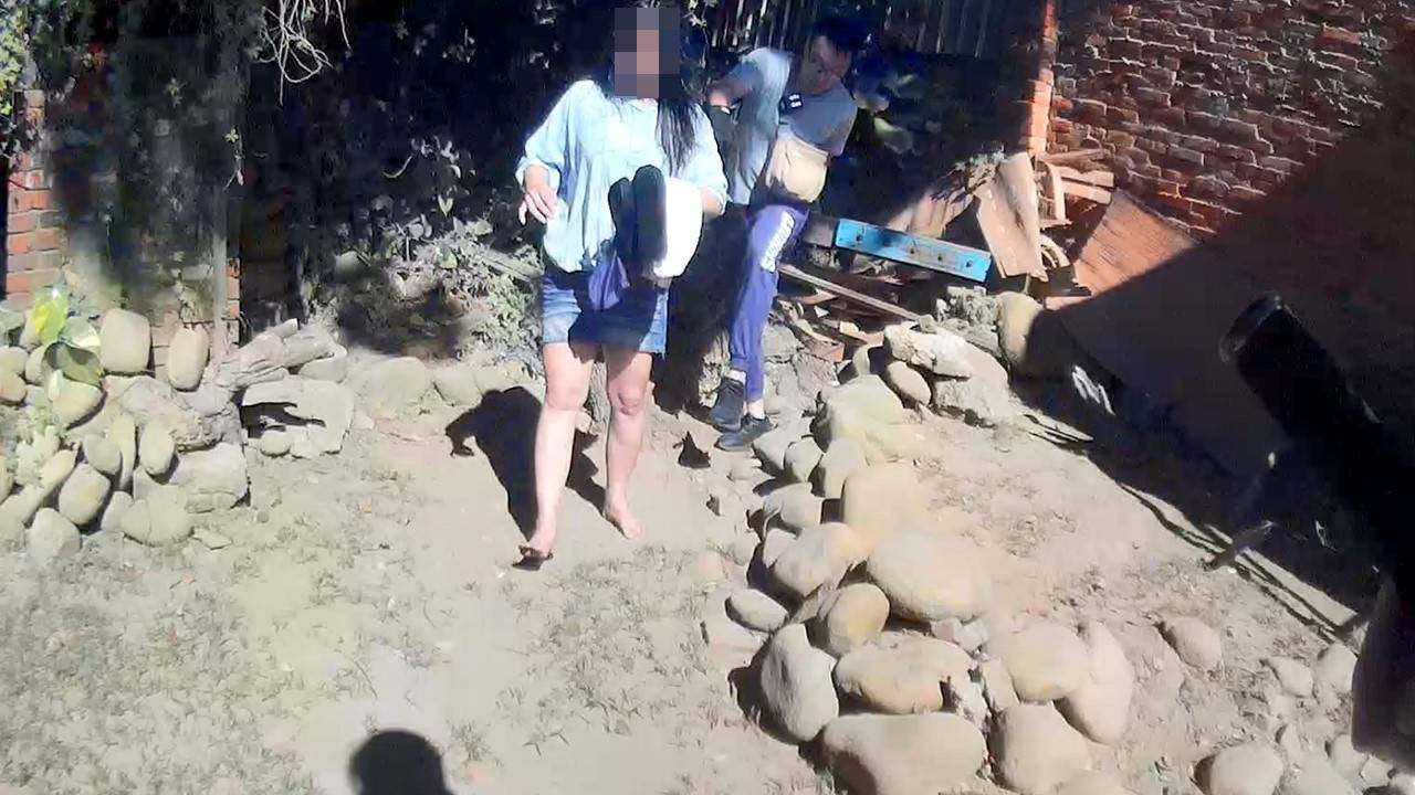 女子身背2條通躲友人家中 警上門包抄順利逮人 1617501