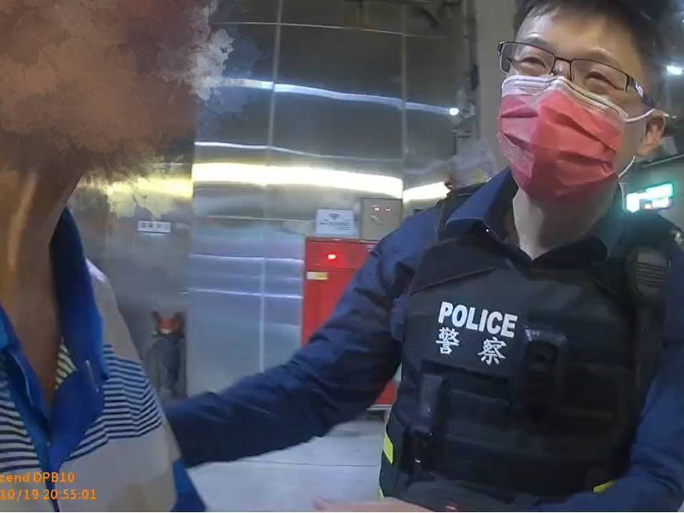 8旬老翁尋親未果癱坐街頭 警暖心護送搭末班車返家 1619665 0
