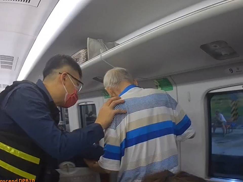 8旬老翁尋親未果癱坐街頭 警暖心護送搭末班車返家 1619667 0