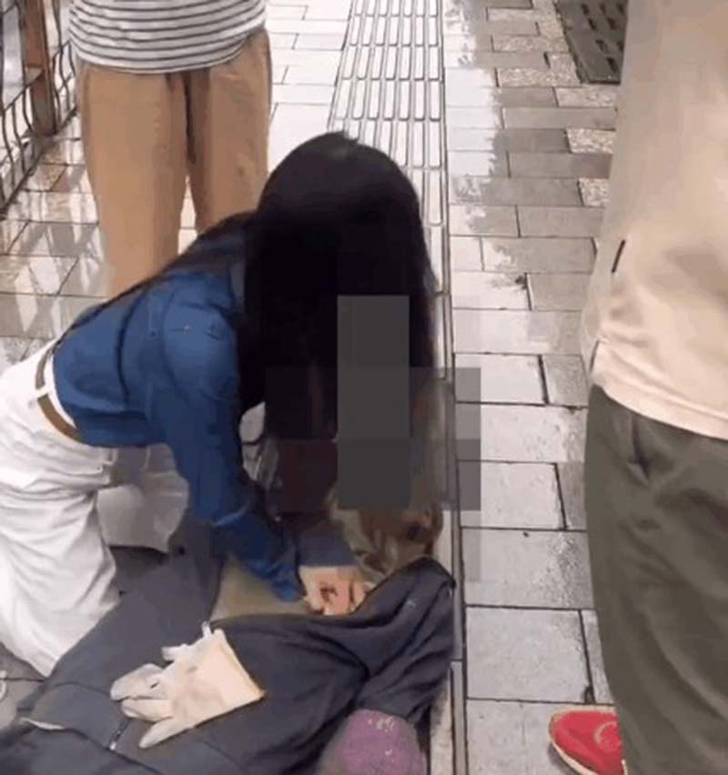 「女子雨天跪地救人」刷屏 網友:動作俐落很專業