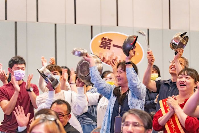 張善政表揚60模範清潔隊員 宣布夜點費調升至120元 20231025201135450