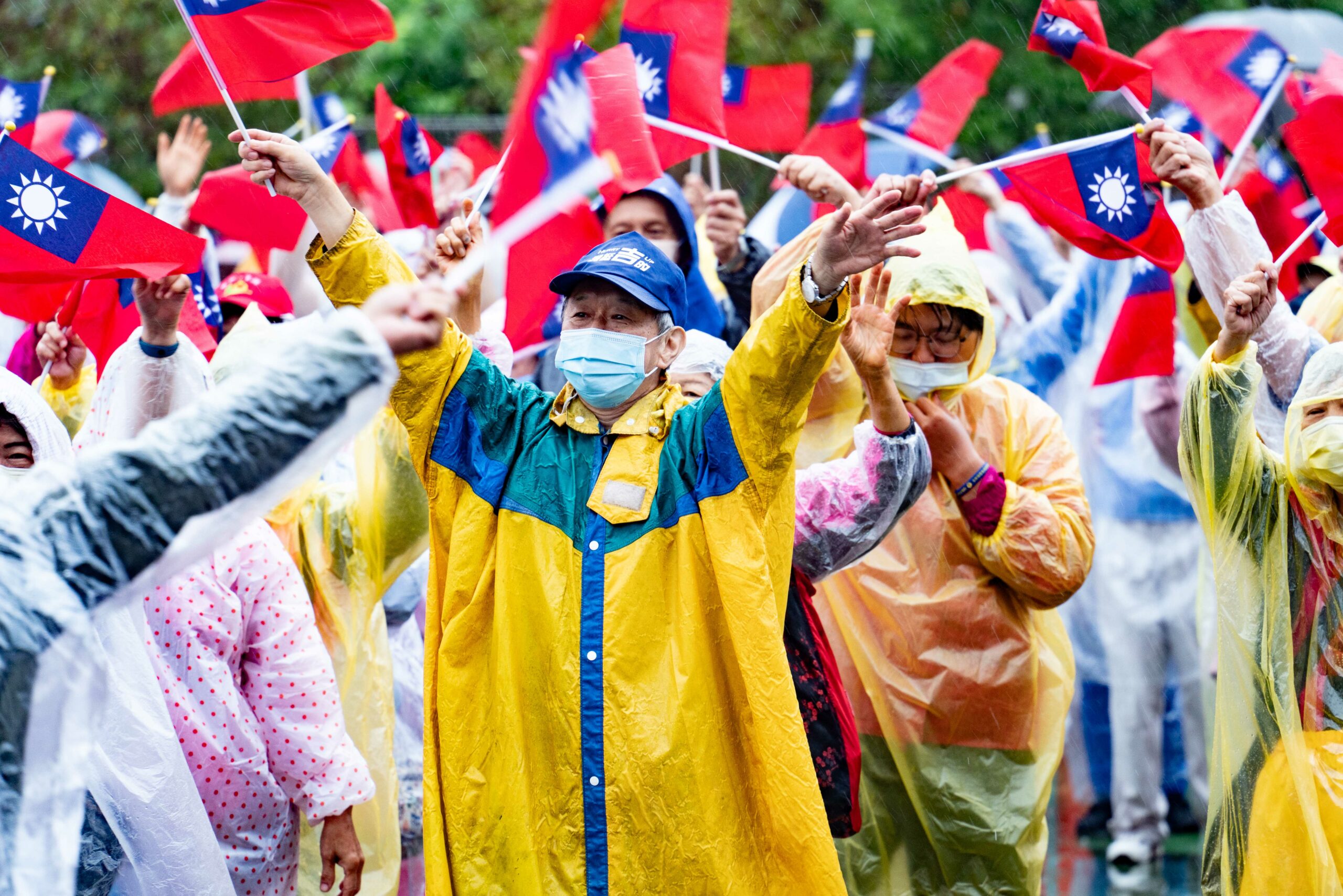 風雨無阻!慶祝榮民節 楊梅退伍軍人協會舉辦升旗典禮 20231028102631057 scaled
