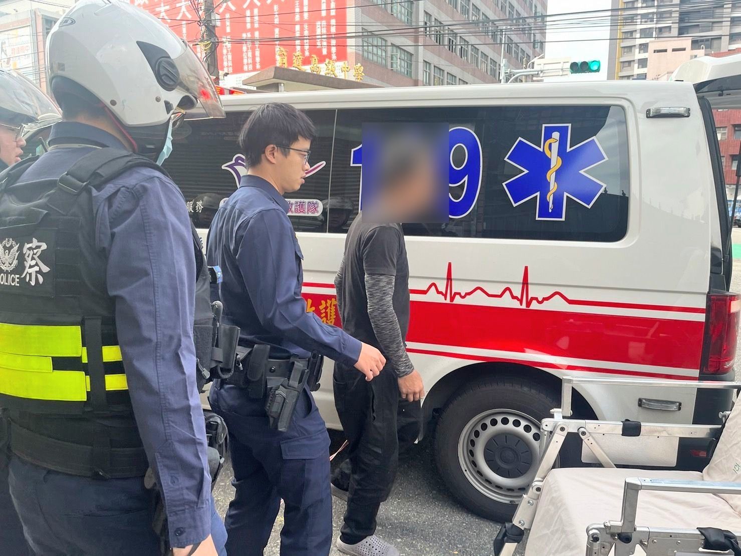 【有片】嚇!男子持雙刀架脖子路上走 警急勸導送醫 249270