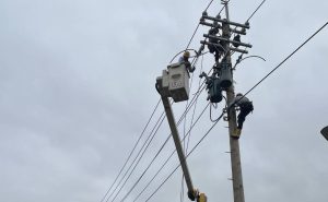 小犬颱風來襲！桃市逾5000戶停電 台電人員冒雨搶修