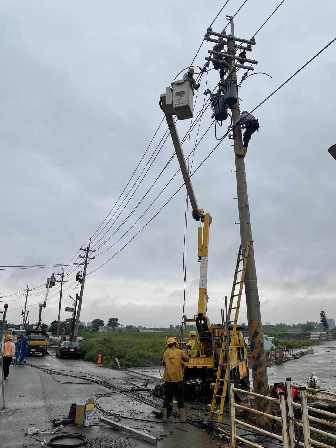 小犬颱風來襲！桃市逾5000戶停電 台電人員冒雨搶修 - 早安台灣新聞 | Morning Taiwan News