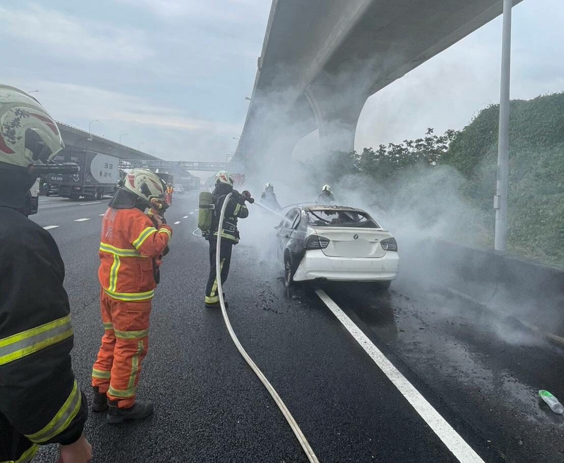國1內壢段火燒車 濃煙竄天影響通車 293984 0 e1698385468867