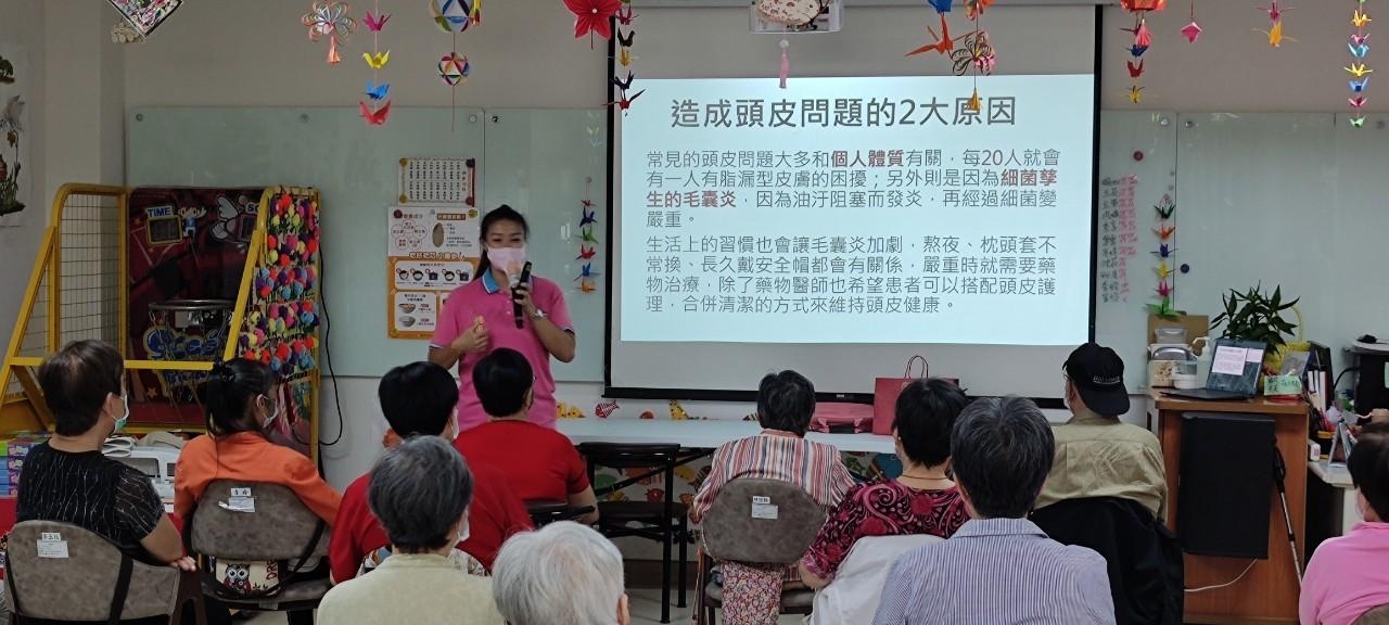 北榮桃園分院攜手桃市行動沙龍車 傳授銀髮族「頭皮健康操」 2頭皮衛教 0