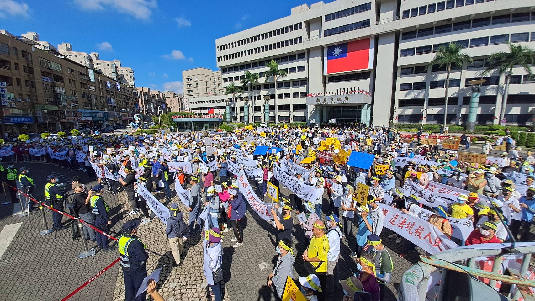 桃園航空城拆遷戶近千人市府前抗議 張善政親自到場回應訴求 30593 0