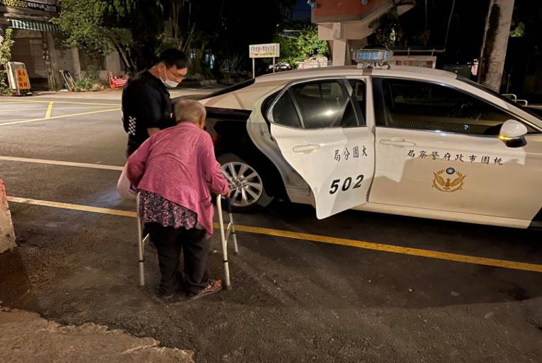 8旬婦超市購物錯過末班車 深夜搭警車返家 309203 0