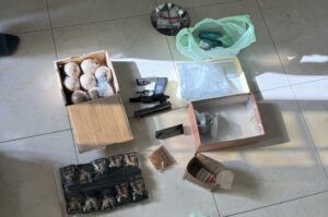 壢警跨區辦案 民宅查獲改造手槍、土製炸彈、毒咖啡包