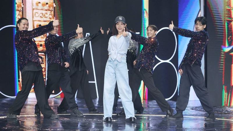 彭佳慧登金鐘演出 聽男神坐檯下嬌羞笑了