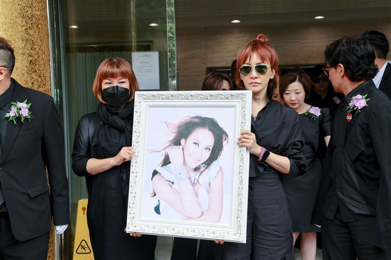 李玟下葬武漢原因曝光 家屬不忍調查死因