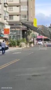 【有片】中颱「小犬」變猛獸 大溪警衛室鐵皮屋頂被吹走