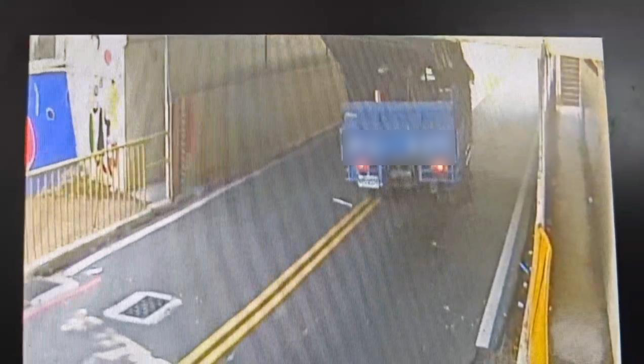 【有片】1天2起!未注意地下道限高 貨車車斗擠到噴飛、變形 4564785