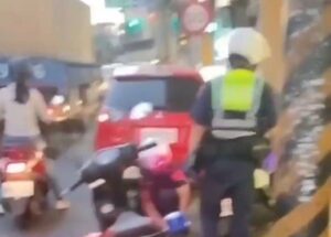 【有片】喊「我承認違規」仍不滿被開單 他錄影嗆警刁難老百姓