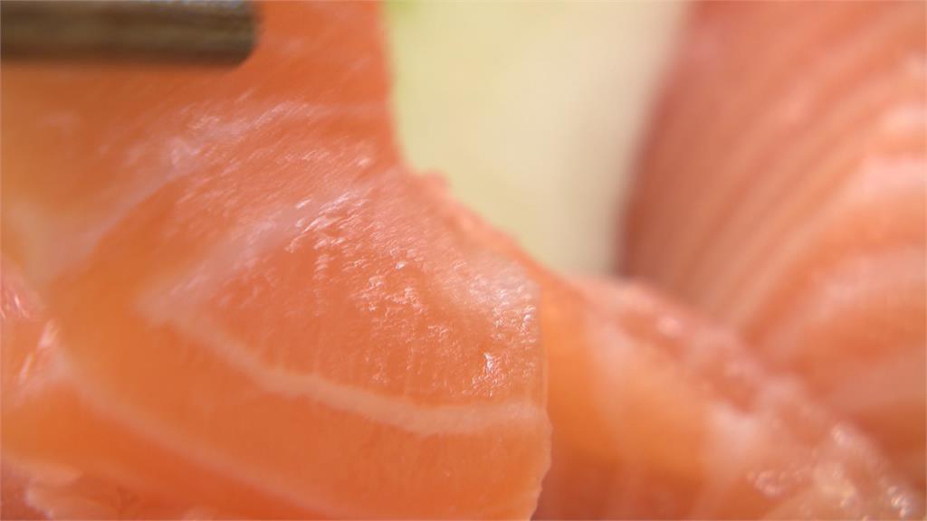 國人年吃520萬條鮭魚! 超市業者首曝光生產線