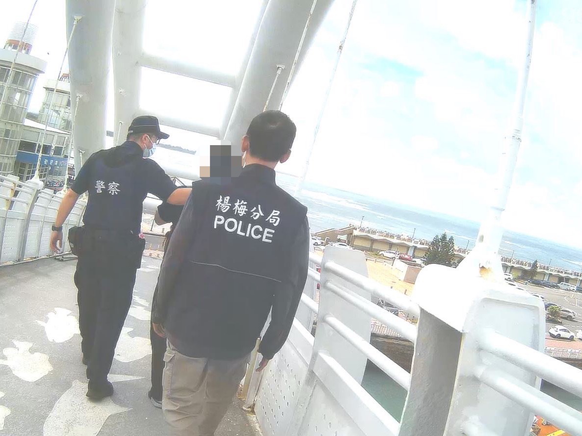男情緒低落獨坐橋上飲酒 楊梅暖警耐心開導 S 11837511