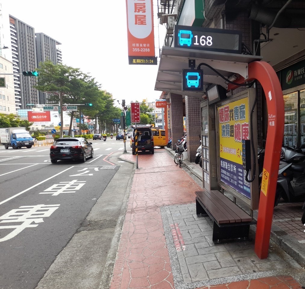 搭公車餘額不足免驚！桃園全台首創 智慧站牌可自動加值