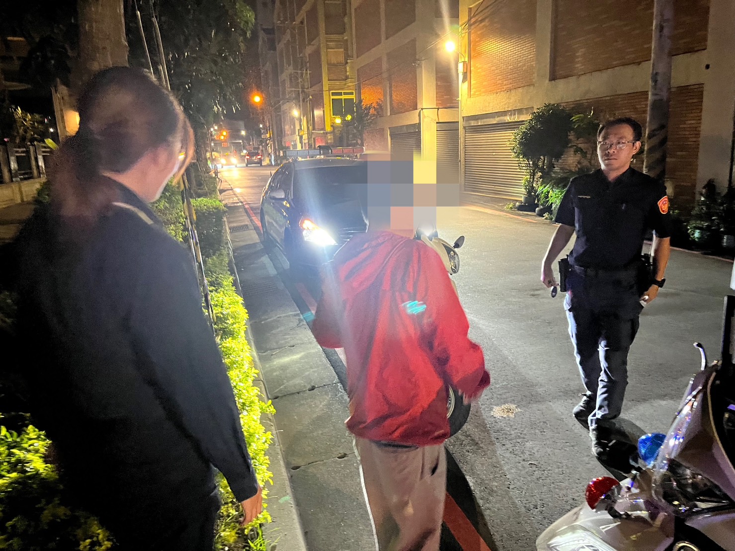 老翁外出牽車迷途受困路旁 八德暖警助平安返家 S 20825088