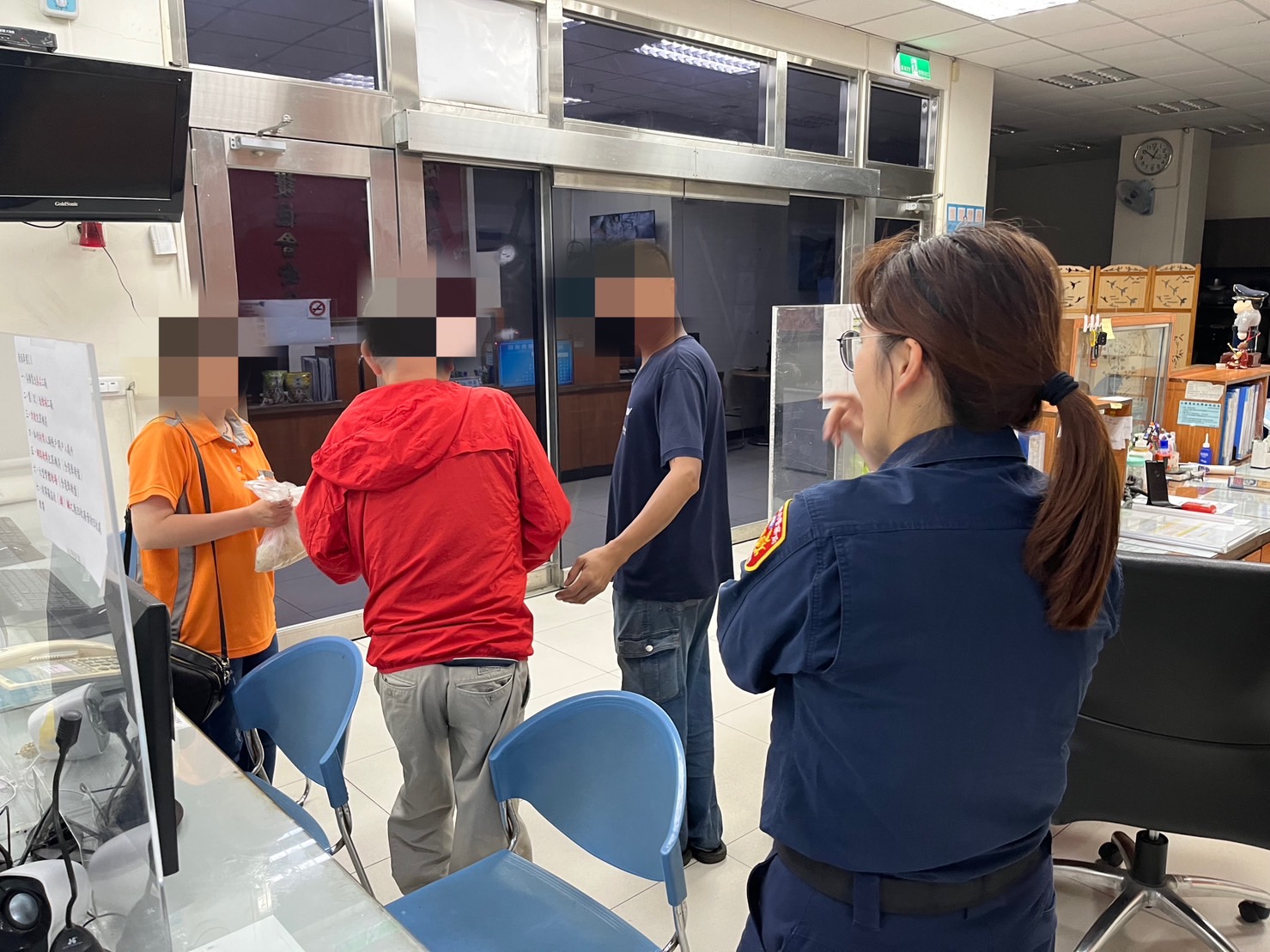 老翁外出牽車迷途受困路旁 八德暖警助平安返家 S 20825091
