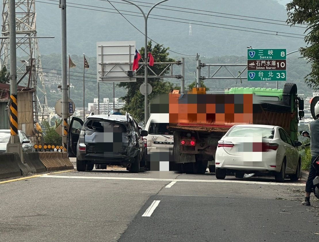 疑未保持安全距離 台3線大溪段5車「撞成一團」