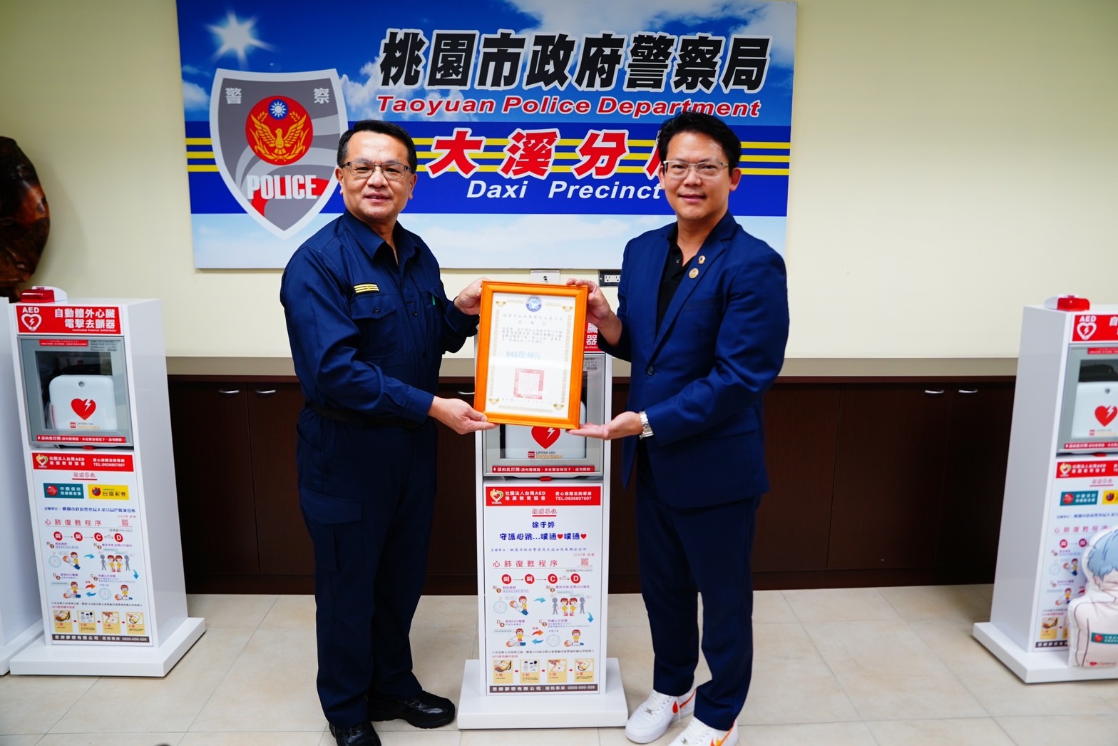 善心民眾捐大溪警分局4台AED 提升偏鄉緊急救護品質 S 4939900 0