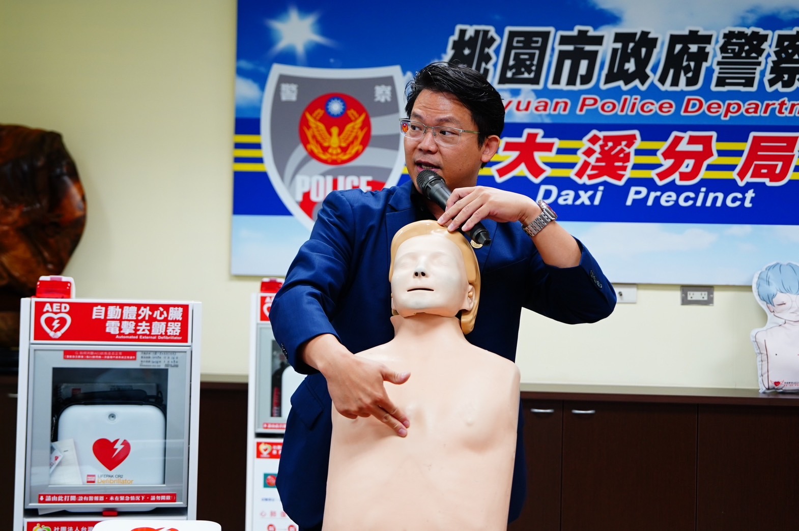 善心民眾捐大溪警分局4台AED 提升偏鄉緊急救護品質 S 4939904 0