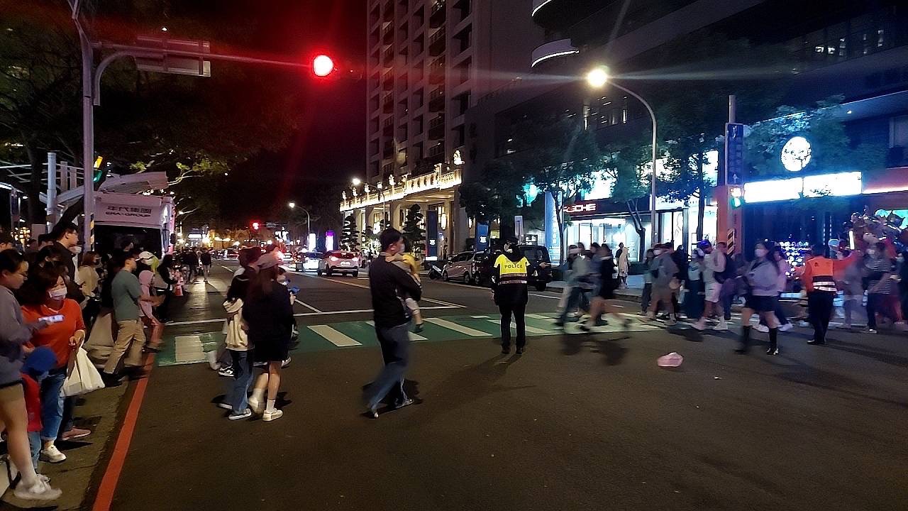 桃園萬聖城吸客湧30萬人 警加強交通維安疏解人車潮 S 6447477