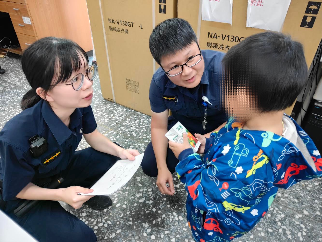 2歲童找嘸阿公急哭 龜山警攜手里長助祖孫團圓 S 80986134 0