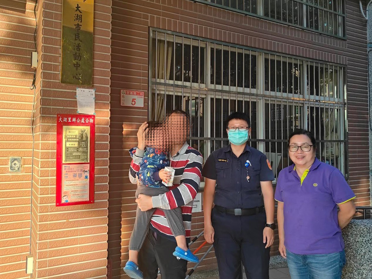 2歲童找嘸阿公急哭 龜山警攜手里長助祖孫團圓 S 80986140 0