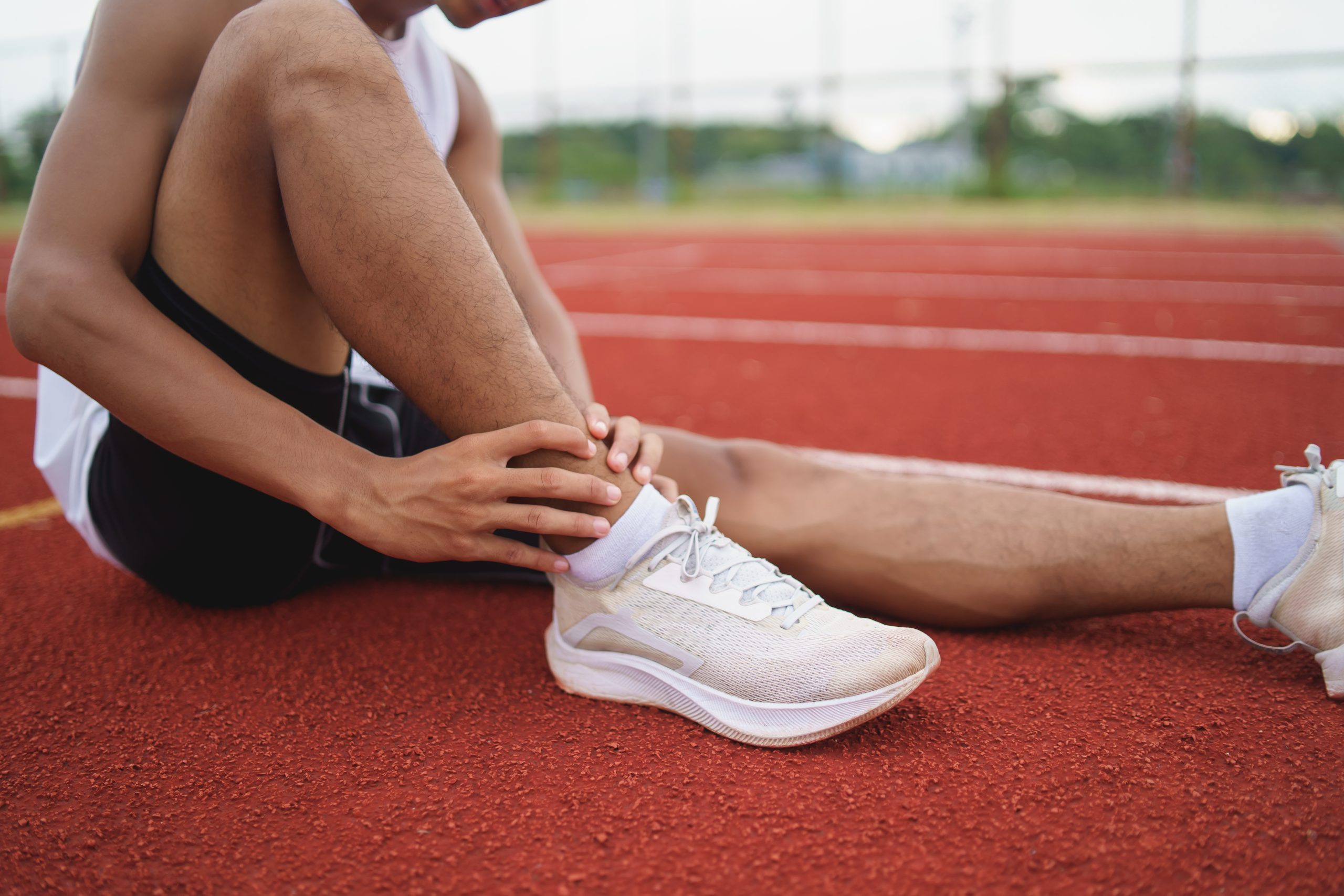 阿基里斯腱斷裂常好發於30至40歲男性，常被誤以為是腳踝受傷，延遲治療。（示意圖／截自freepik）