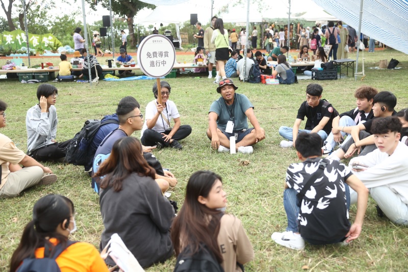以流域之名相會 在山坡上望海野餐 共享溪水潤澤的慢食餐桌 免費導覽讓民眾更深度認識理解慢食節臺東縣政府提供