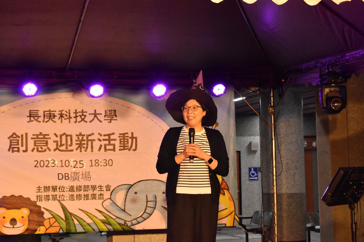 長庚科大進修部萬聖派對搞怪登場 師生絞盡腦汁變裝 圖說13