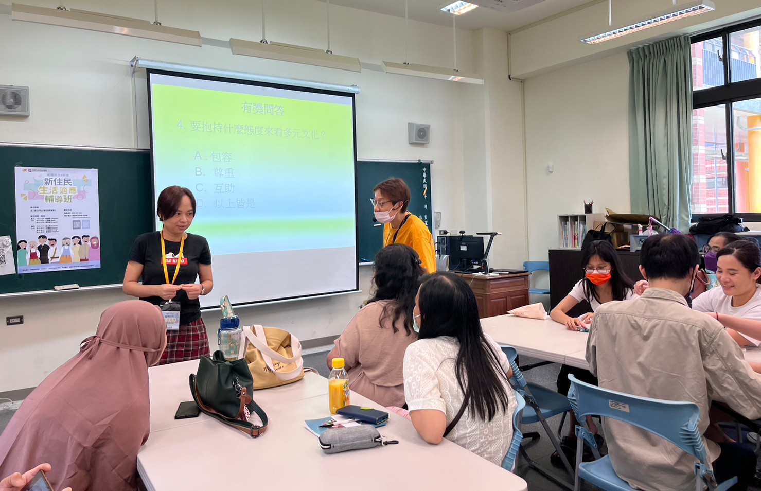 桃園社會局開設輔導班 陪伴新住民融入台灣生活 新住民輔導員陪伴學員上課 0