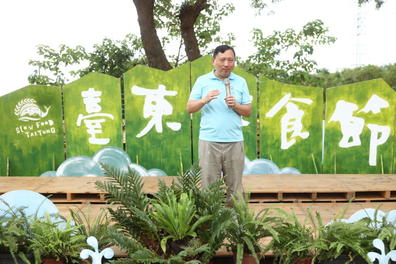 以流域之名相會 在山坡上望海野餐 共享溪水潤澤的慢食餐桌 王志輝副縣長為慢食節開幕致詞 臺東縣政府提供