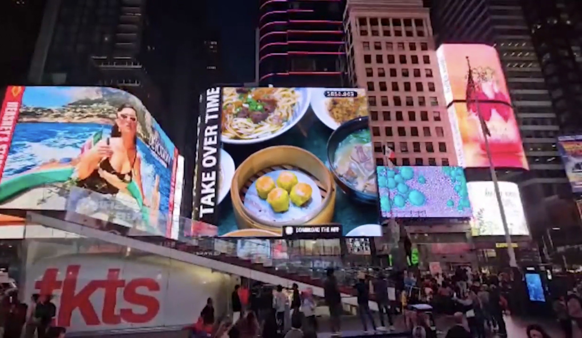 桃機邀外國人來台享受美食！牛肉麵、小籠包登上紐約時代廣場大螢幕