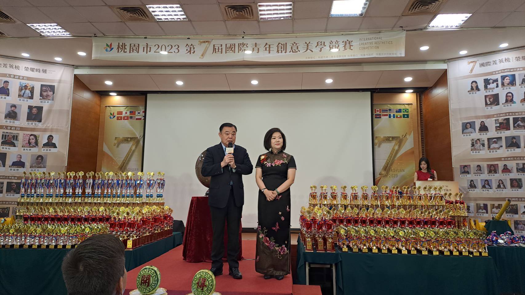 邱奕勝議長左）鼓勵技職同學多參加競賽，增加學習機會
