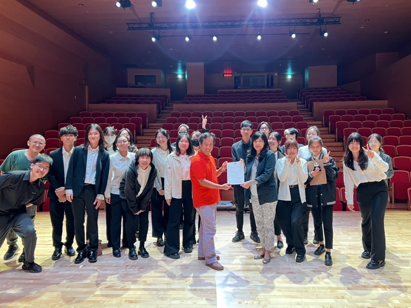 中原大學開設「表演場域實作課程」 學子滿載而歸 01 中原大學「表演場域學」授課老師羅明芳右4與燈光設計老師劉權富中和學生合影。 0
