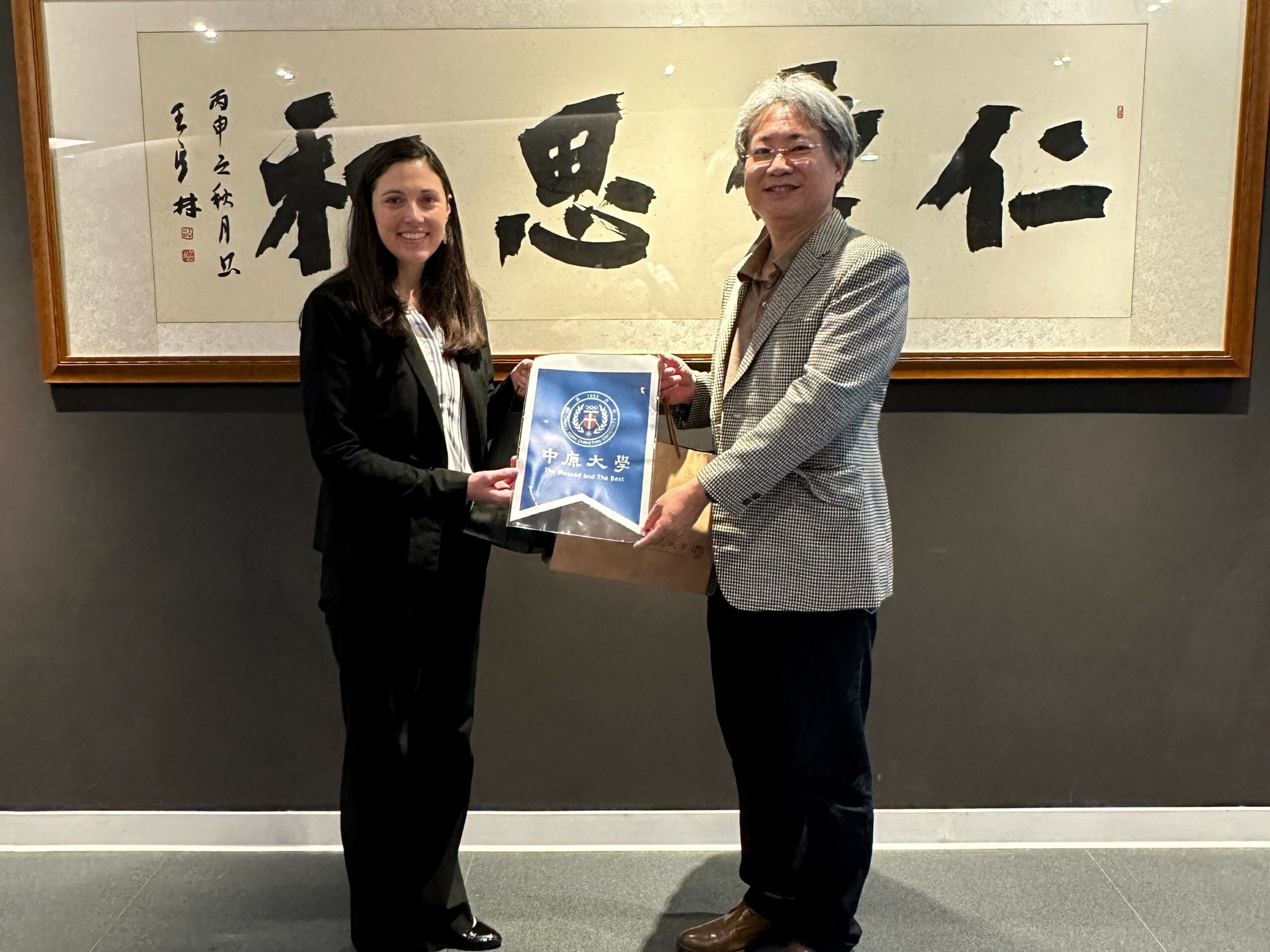 中原大學與美國天普大學結盟 物理電機學碩雙聯接軌國際 02 天普大學國際助理副校長Erika左與中原大學副校長洪穎怡右期待兩校合作嘉惠學子。 0 scaled