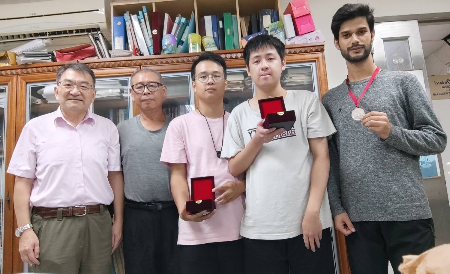中原大學研發實力獲國際肯定 德國紐倫堡發明展奪2金2銀 03 中原機械系教授丁鏞圖左1帶領團隊榮獲「德國紐倫堡發明展」銀牌。