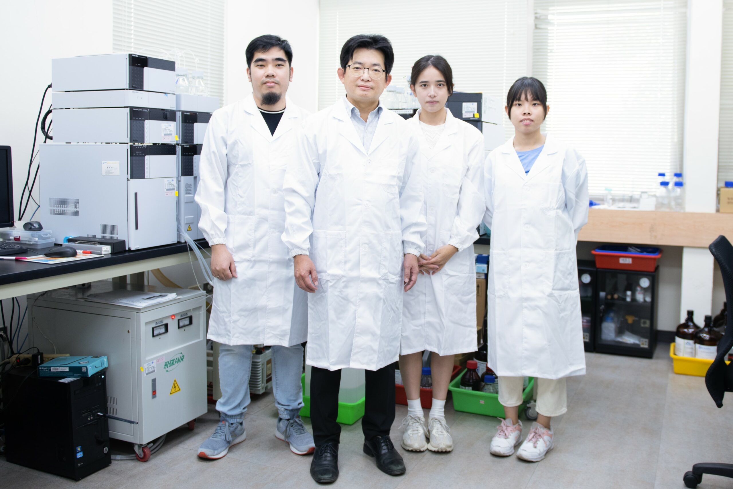 03 張雍左二身為中原大學校友，在致力研發創新之外，亦積極培育下一代科技人才。 0 scaled